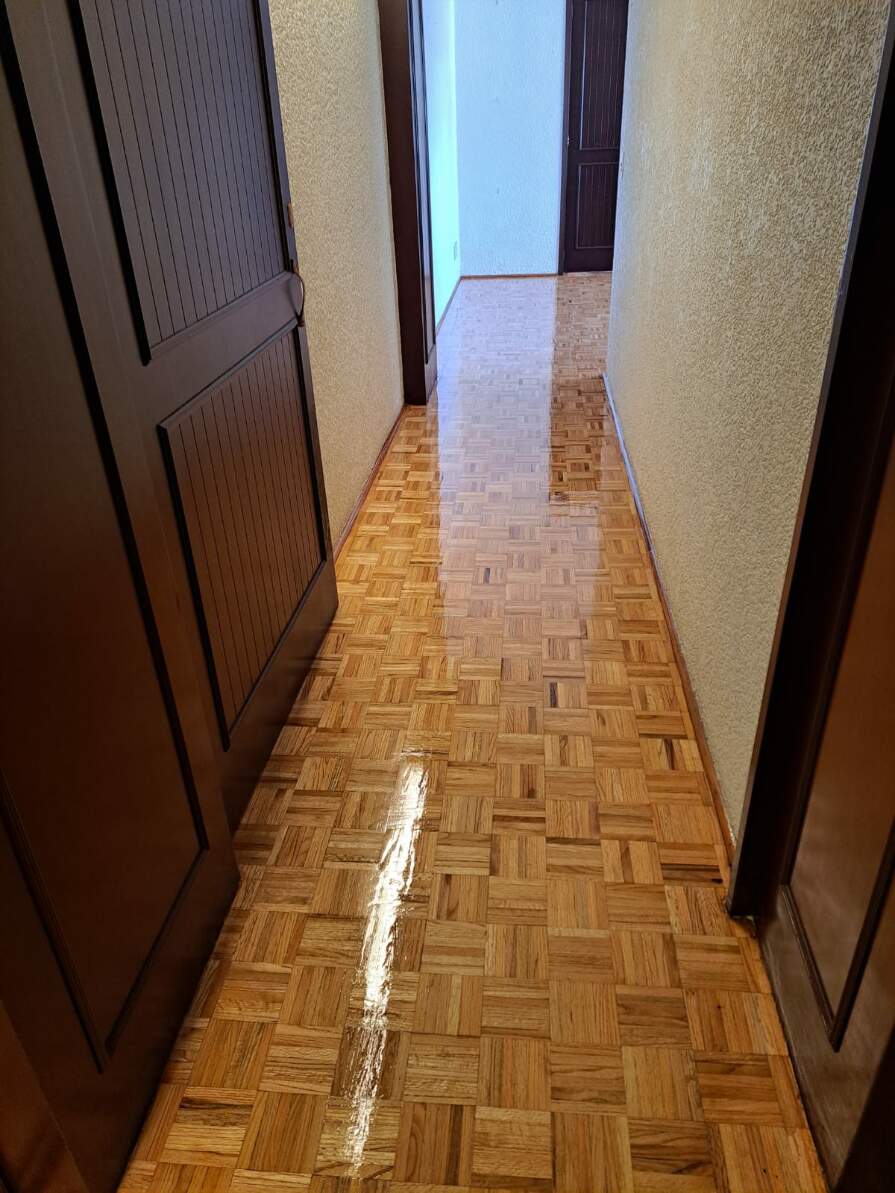 parquet barniz brillante